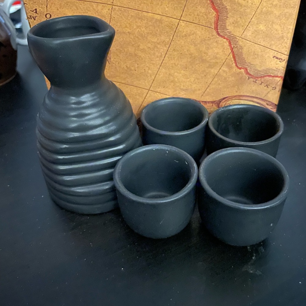 Beautiful Japanese Sake Set - Picture 2 of 6